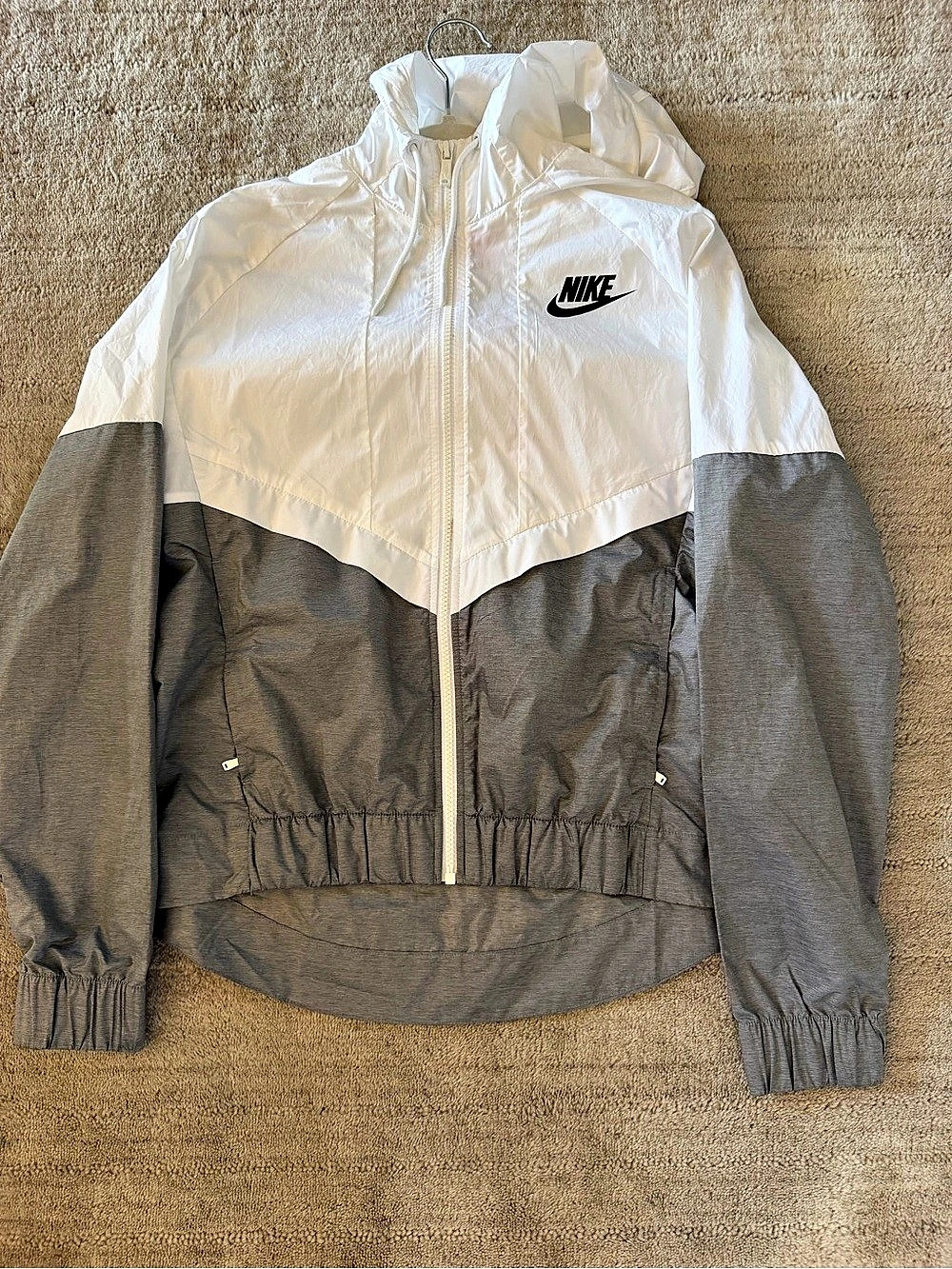 Nike Sportswear Windrunner Women's Jacket Color Block Jacket in White & Gray
